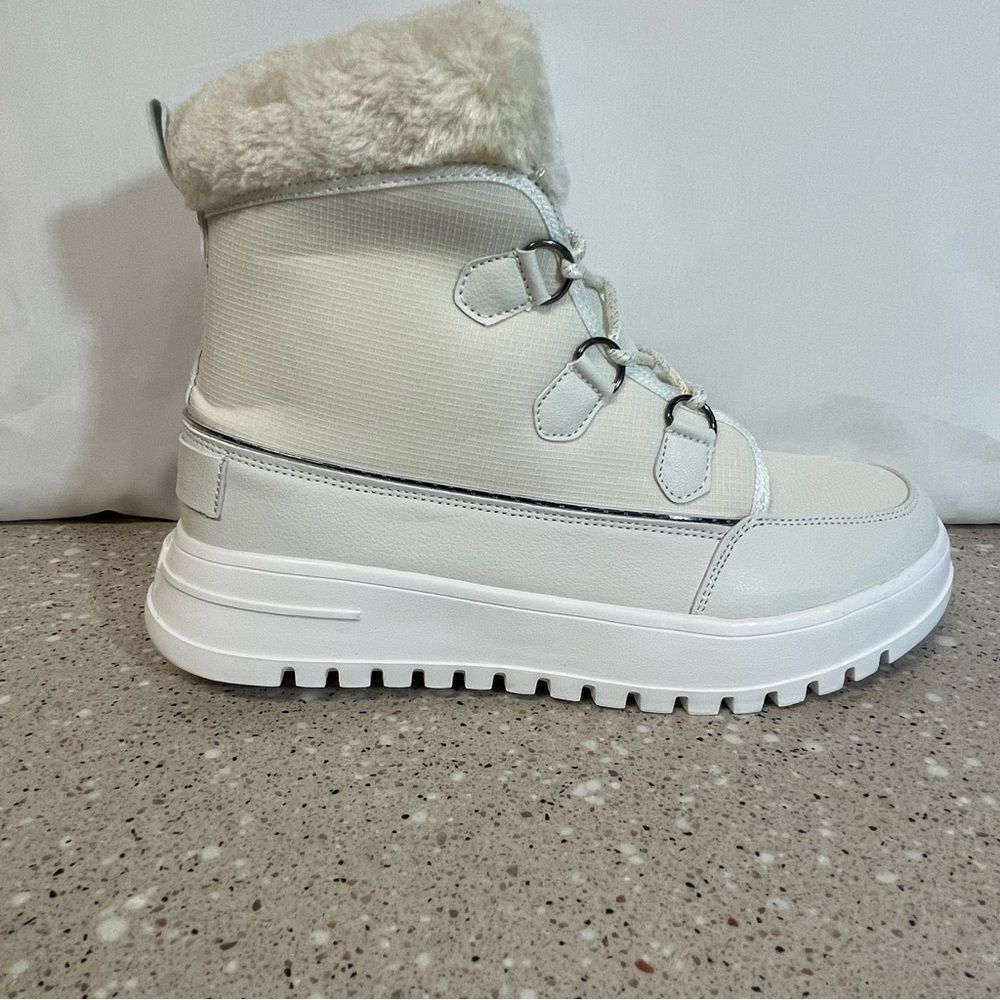 Women’s Winter Boots Faux Fur Lined US Size 9.5 / EU 41 in Ivory